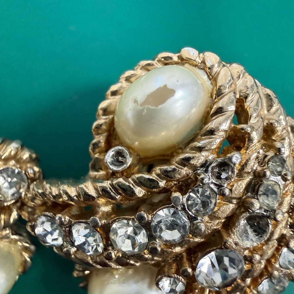 Vintage Gold-Tone Pearl & Crystal Clip-On Earrings - Elegant Women Jewelry - Picture 3 of 7